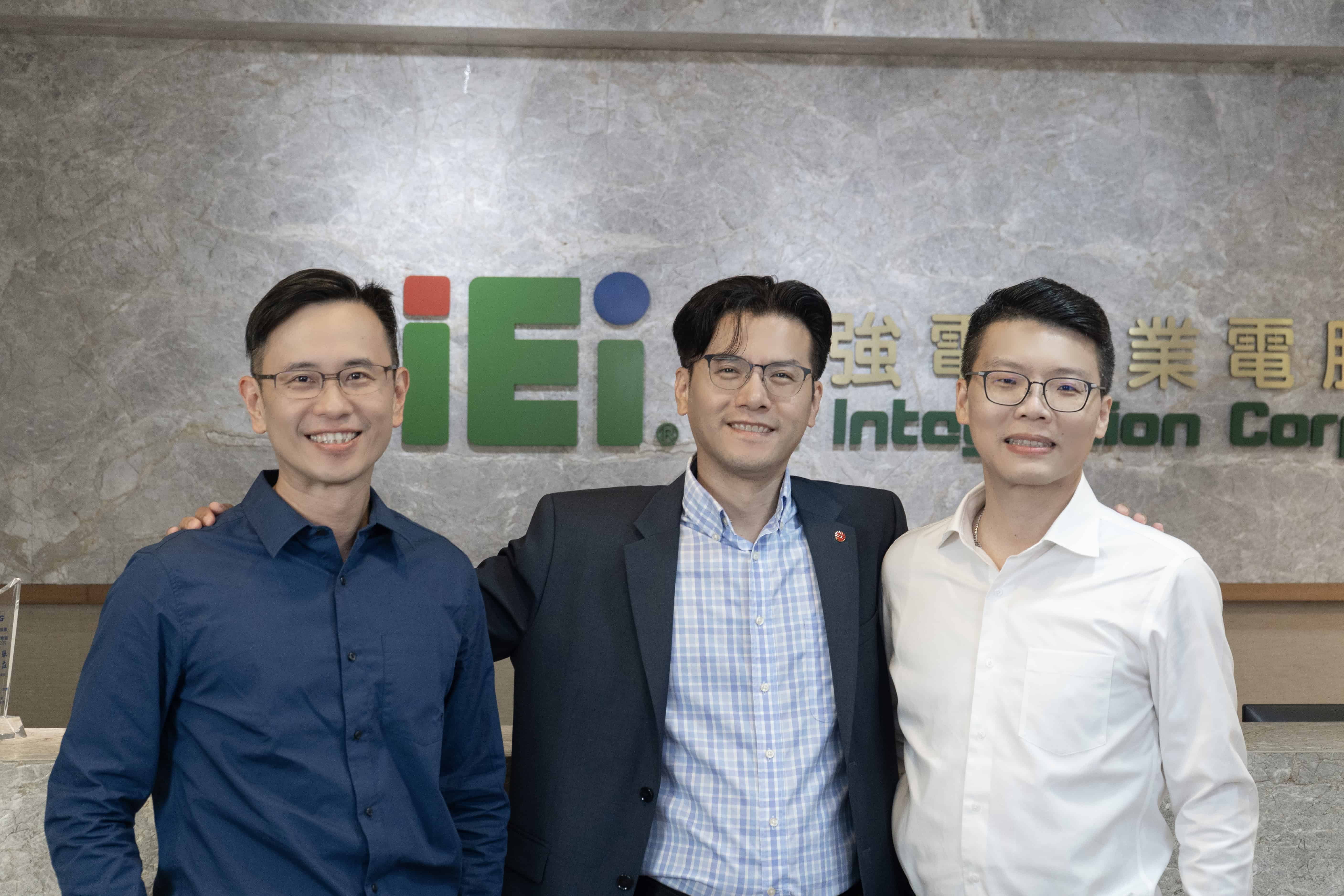 威強電工業電腦醫療事業中心資深副總經理詹凱程 (中)、品牌部門經理洪敏峰(左) 與敦揚醫學科技總經理劉昌祐(右)