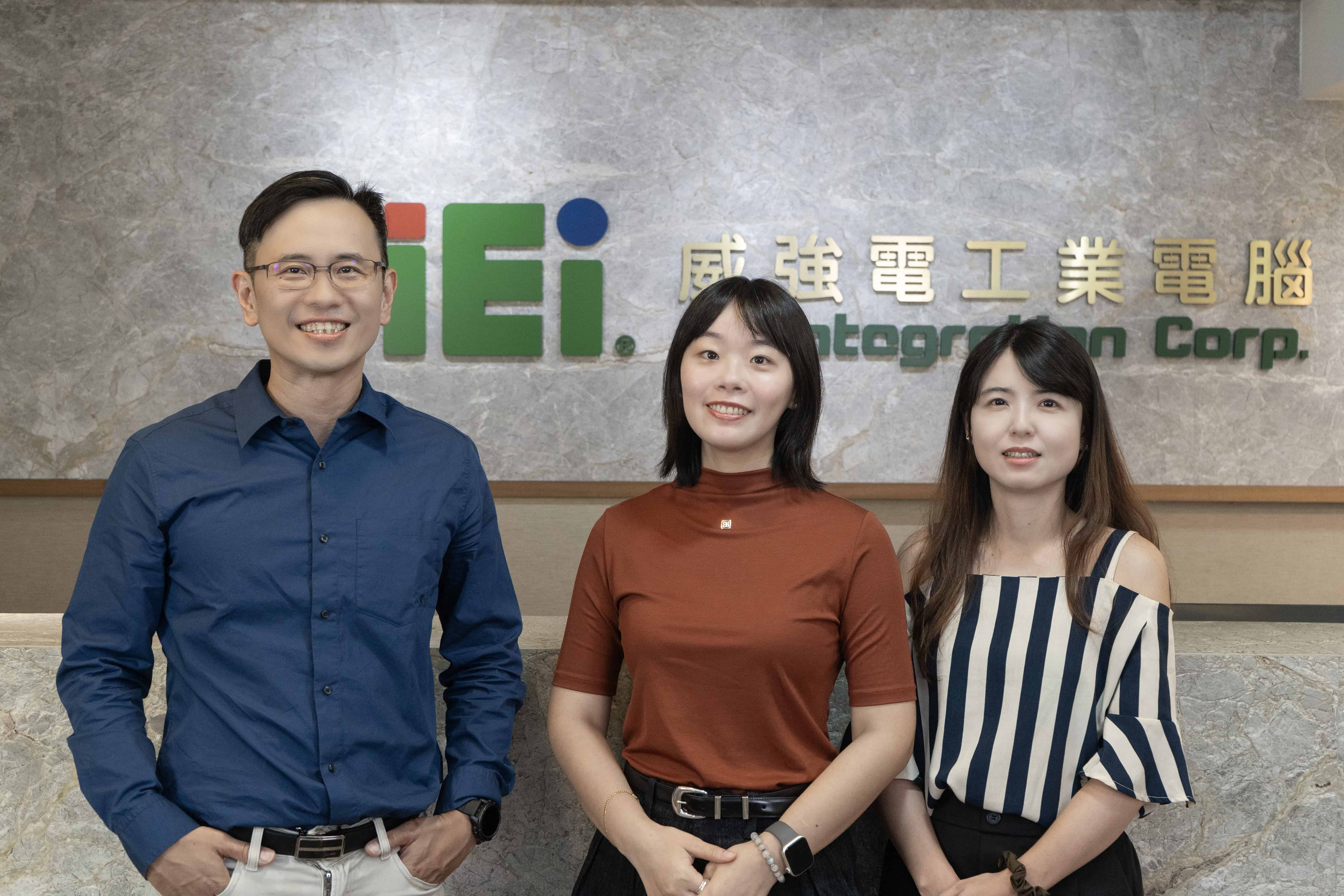 威強電工業電腦醫療事業中心品牌部門經理洪敏峰(左)、產品經理王婷雲(中)與產品經理張碧珊(右)