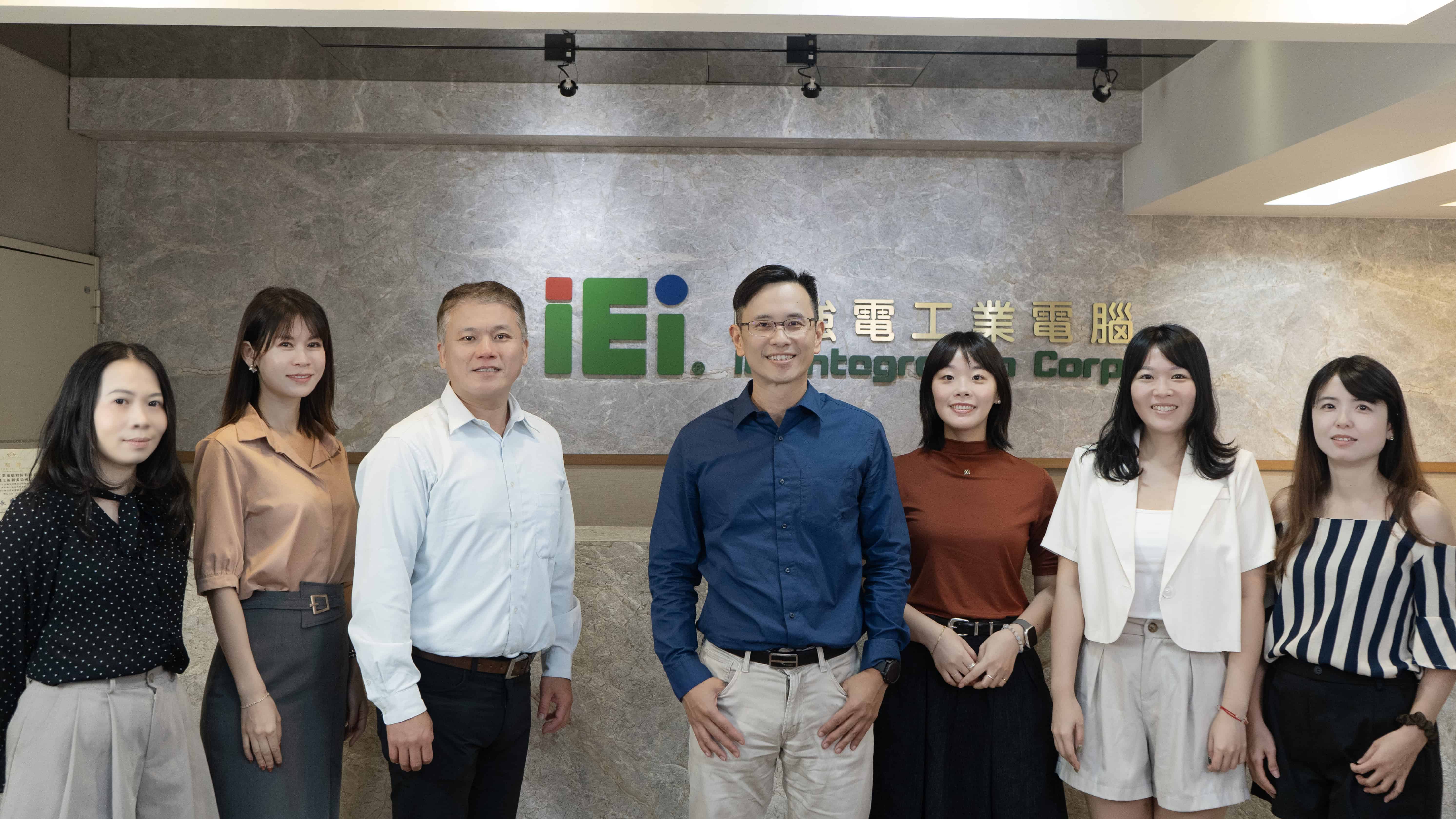 威強電工業電腦醫療事業中心品牌業務發展部，致力於推動醫療數位轉型，提供 AI 邊緣運算、醫療級觸控電腦與影像解決方案